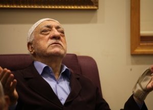 Gülen Gözyaşlarını Tutamadı