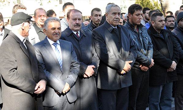 bulent-arinc-kayseri-de-cenaze-namazina-katildi-2529501.jpeg