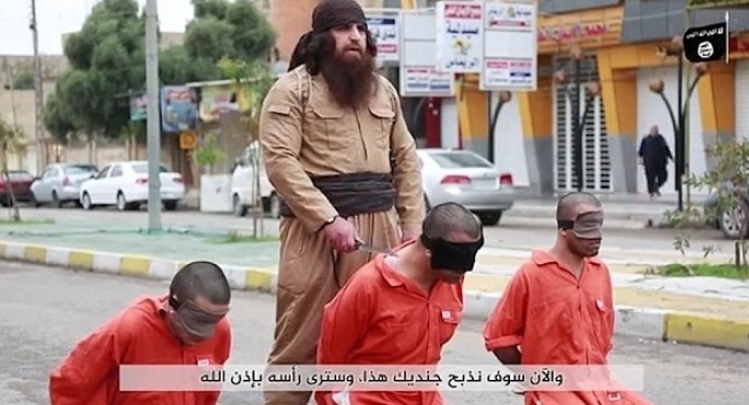 IŞİD sokak ortasında 3 kişinin kafasını kesti galerisi resim 1