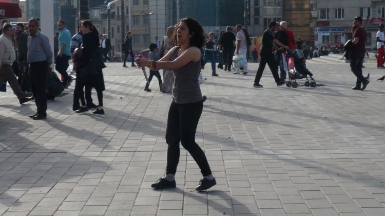 Taksim'de bıçaklı kadın paniği galerisi resim 1