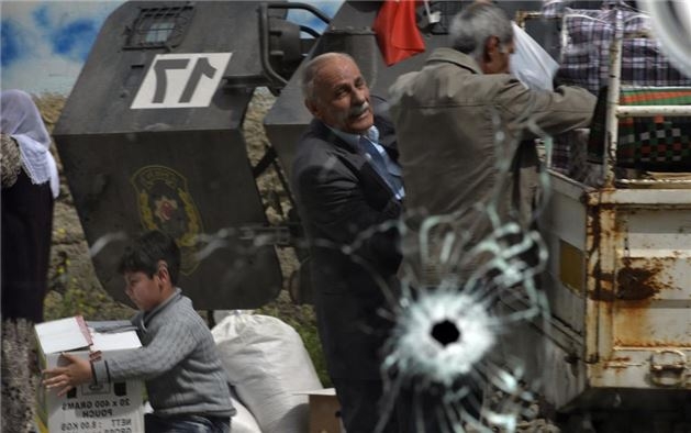 Boyunlarında Kur'an, kucaklarında hayvanlarıyla çıktılar galerisi resim 1