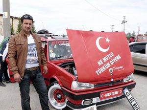 Arabasını 'yürüyen daire' yaptı