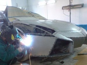 Evinde Lamborghini yaptı