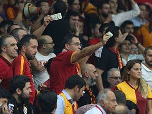 Galatasaray taraftarlarını isyan ettiren olay!