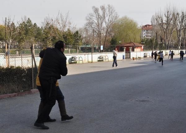 Görev yeri değiştirilen hizmetli kadın, zorla okula girmeye kalktı galerisi resim 1
