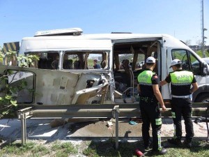 Servis minibüsünde patlama! Yaralılar var
