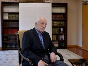 Gülen ayaklarını sürüyerek yürüyor