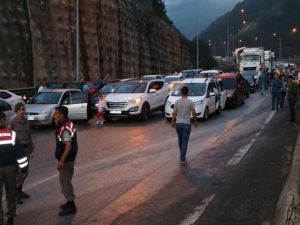 Tem Otoyolu'nda feci kaza! Hepsi yola saçıldı