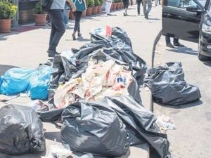 CHP'li belediyeye isyan! Çöp dağları sokağa taştı