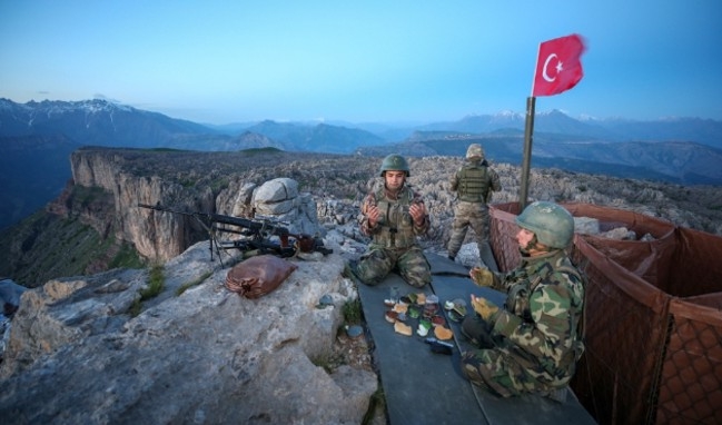 Kartal yuvasında ramazan! İlk iftarı sınırdaki Mehmetçik açtı... galerisi resim 1