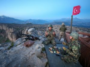 Kartal yuvasında ramazan! İlk iftarı sınırdaki Mehmetçik açtı...