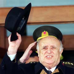 'Askerleri kışkırtarak kışladan çıkaran odur'