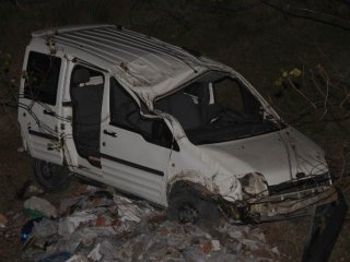 Otomobil uçuruma yuvarlandı