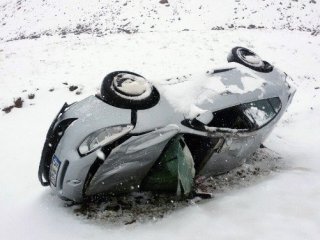 Kar yağdı araçlar takla attı