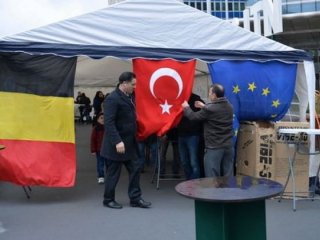 Türkler Brüksel'de çadır kurdu