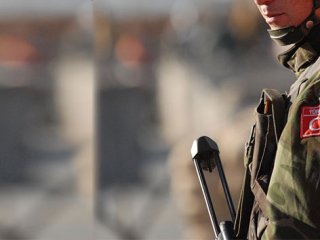 Hakkari'de bina çöktü: 3 asker yaralı