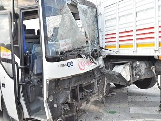 Öğrenci servisi kaza yaptı: 9 yaralı