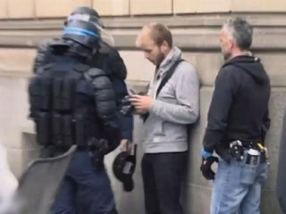 Polis gazetecinin fotoğraflarını böyle sildi