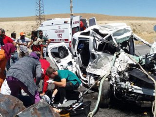 Hafif ticari araç TIR’a çarptı: 4 ölü