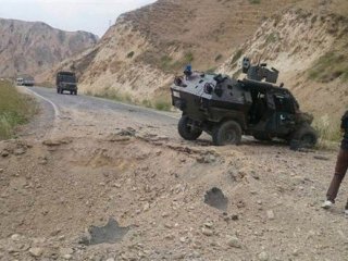 Askeri aracın geçişi sırasında patlama