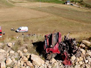 Erzurum'da korkunç kaza: Araç hurdaya döndü
