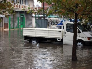 Sağanak yağış hayatı felç etti