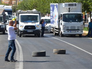 Cinnet getirdi, bıçağıyla yol kesti!