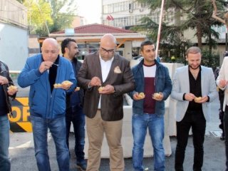 FETÖ mağduru polisler lokma dağıttı