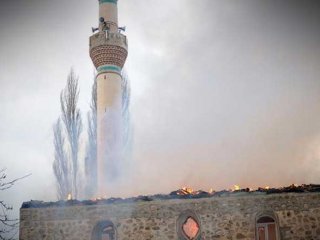 Tarihi Osmanlı camisi küle döndü!