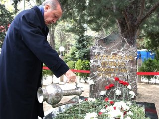 Erdoğan Alparslan Türkeş'in kabrini ziyaret etti