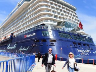 Antalya'ya sezonun ilk kruvaziyeri geldi