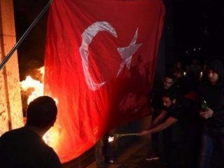 Ermeniler kudurdu! Türk ve Azeri bayraklarını...