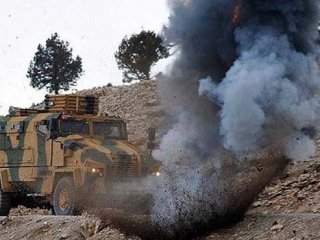 Askeri konvoyun geçişi sırasında patlama! 2 asker şehit