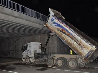 Damperi köprüye çarptı: 3 kişi camdan yola fırladı