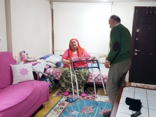 Koca şiddetlerine inat hasta eşine bakıyor!