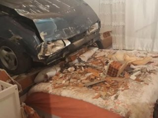 Freni boşaldı yatak odasına daldı!