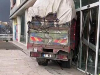 Freni patlayan kamyonet AVM’ye daldı