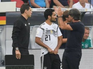 Mesut ve İlkay yine ıslıklandı!