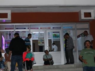 Veliler kayıt için okul önünde sabahladı
