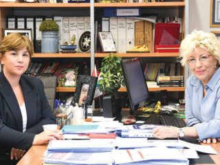 Katil aramaya katılır, aileyle ağlar