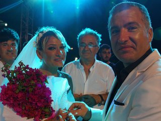 Konser verdiği sahnede evlendi