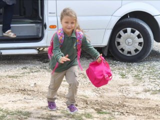 Küçük kızın servis çilesi son buldu
