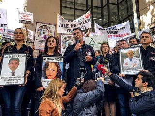 Sağlık çalışanlarından 'Sessiz Siyah Çığlık' protestosu