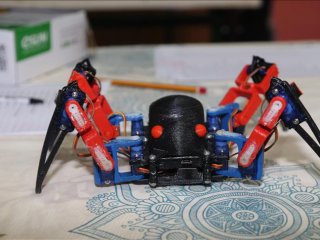 Öğrencilerin yaptığı robot örümcek ilgi görüyor