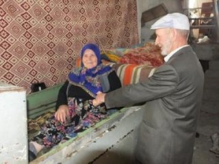 Yürümekte zorlanan eşi için öyle bir şey yaptı ki!
