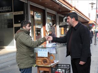 Parası olmayana ücretsiz simit
