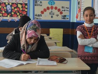 'Okuma aşkı' ile girdikleri sınavda çocukları gözetmen oldu