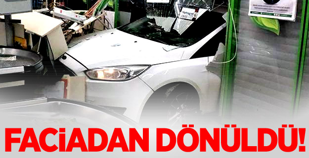 Üsküdar'da otomobil markete girdi