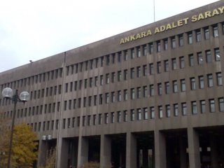 Adliyede merdivenden düşen avukat, müteahhit ve adliyeye dava açtı