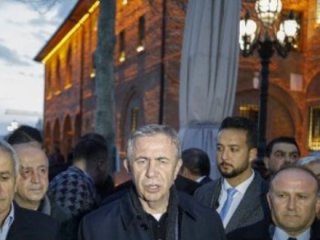 Mansur Yavaş Hacı Bayram'da sabah namazı kıldı
